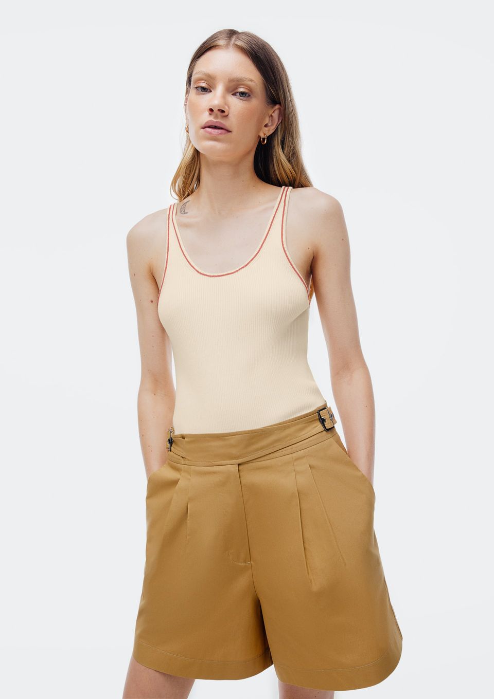 Regata Feminina Slim em Tricô Leve - Creme