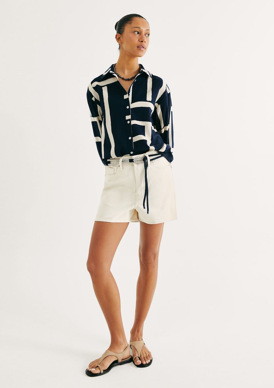 Shorts Feminino Cintura Média em Sarja - Off White