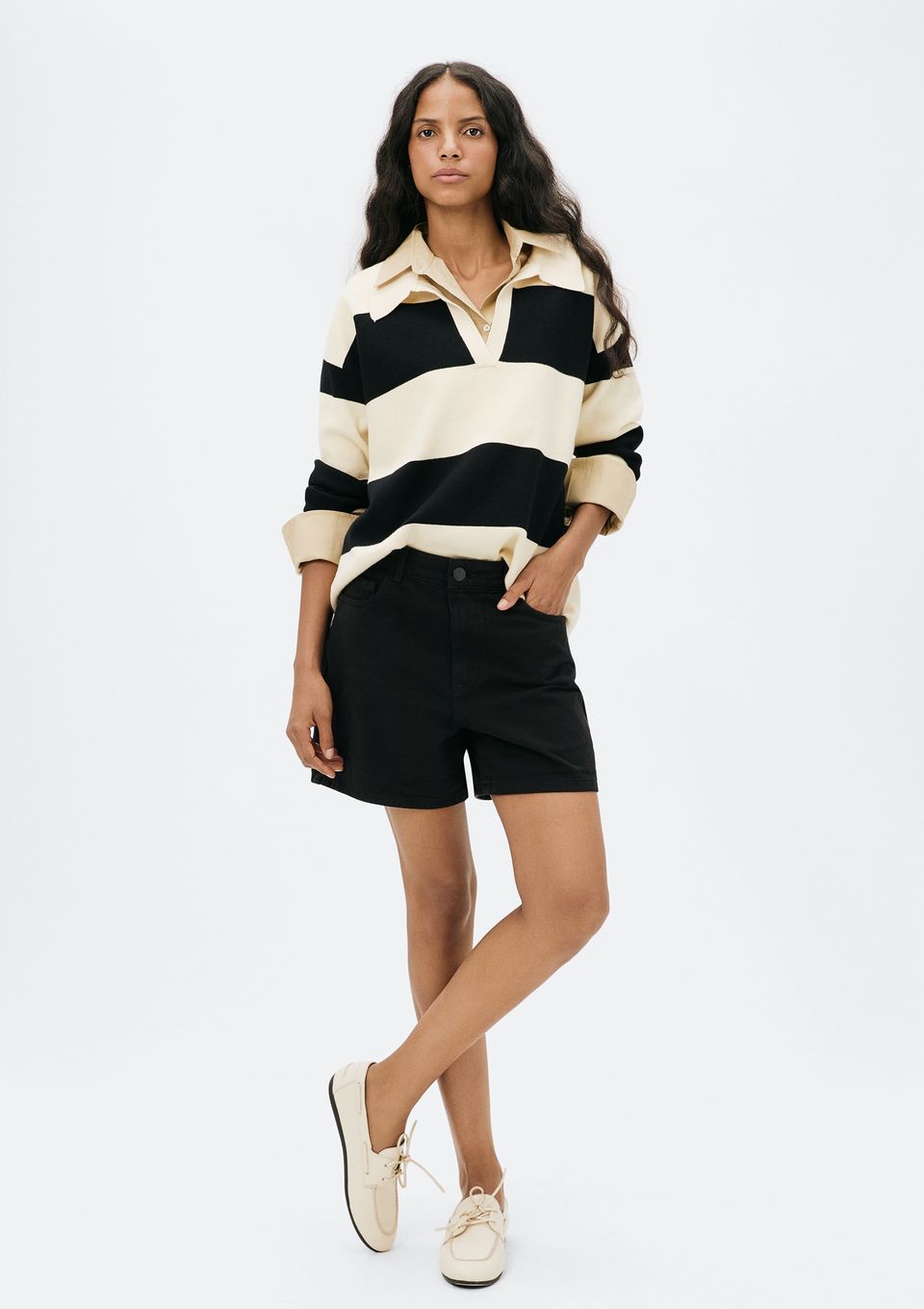 Shorts Básico Feminino Mom Cintura Alta em Sarja - Preto