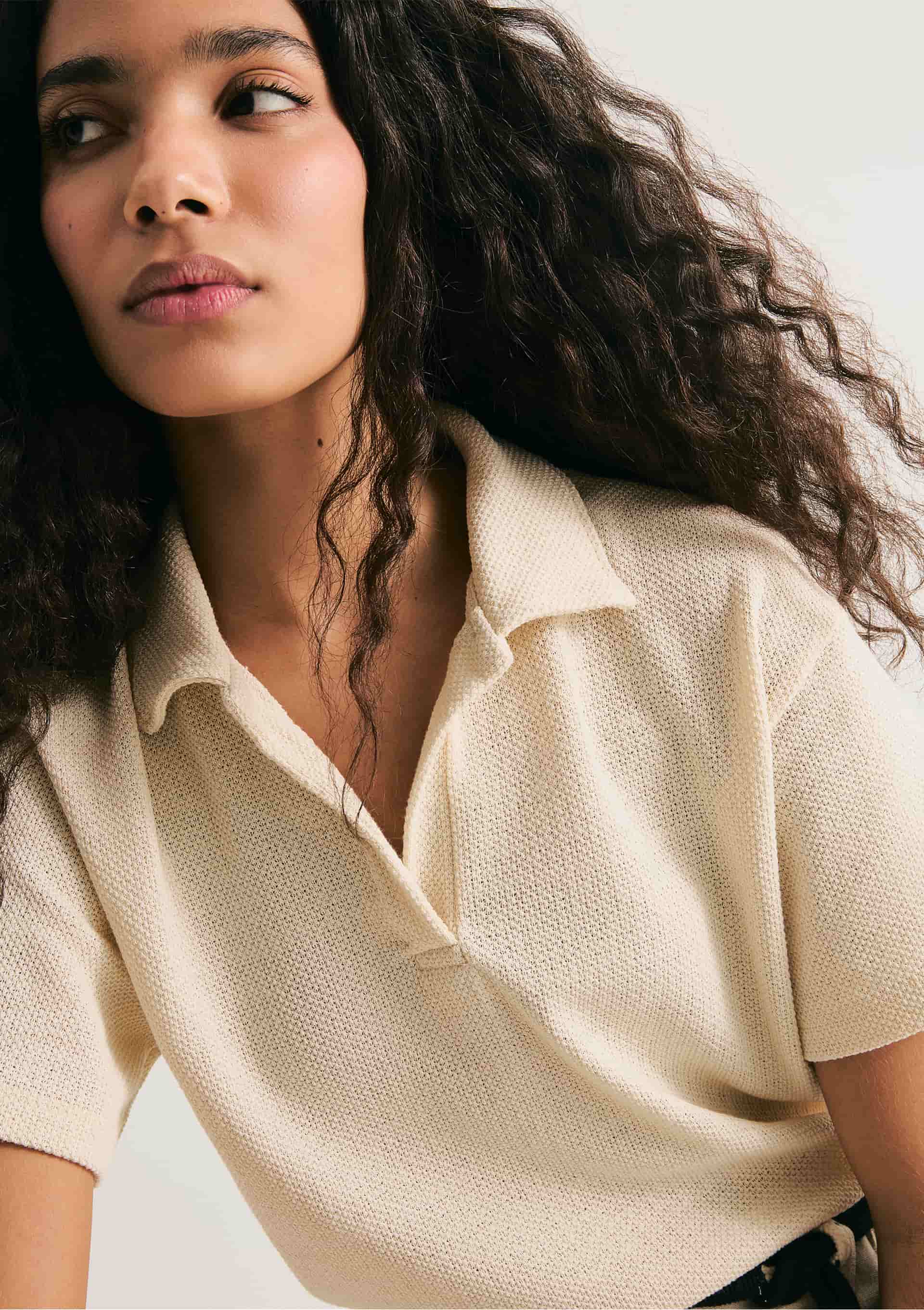 Polo Feminina Regular Texturizada - Creme