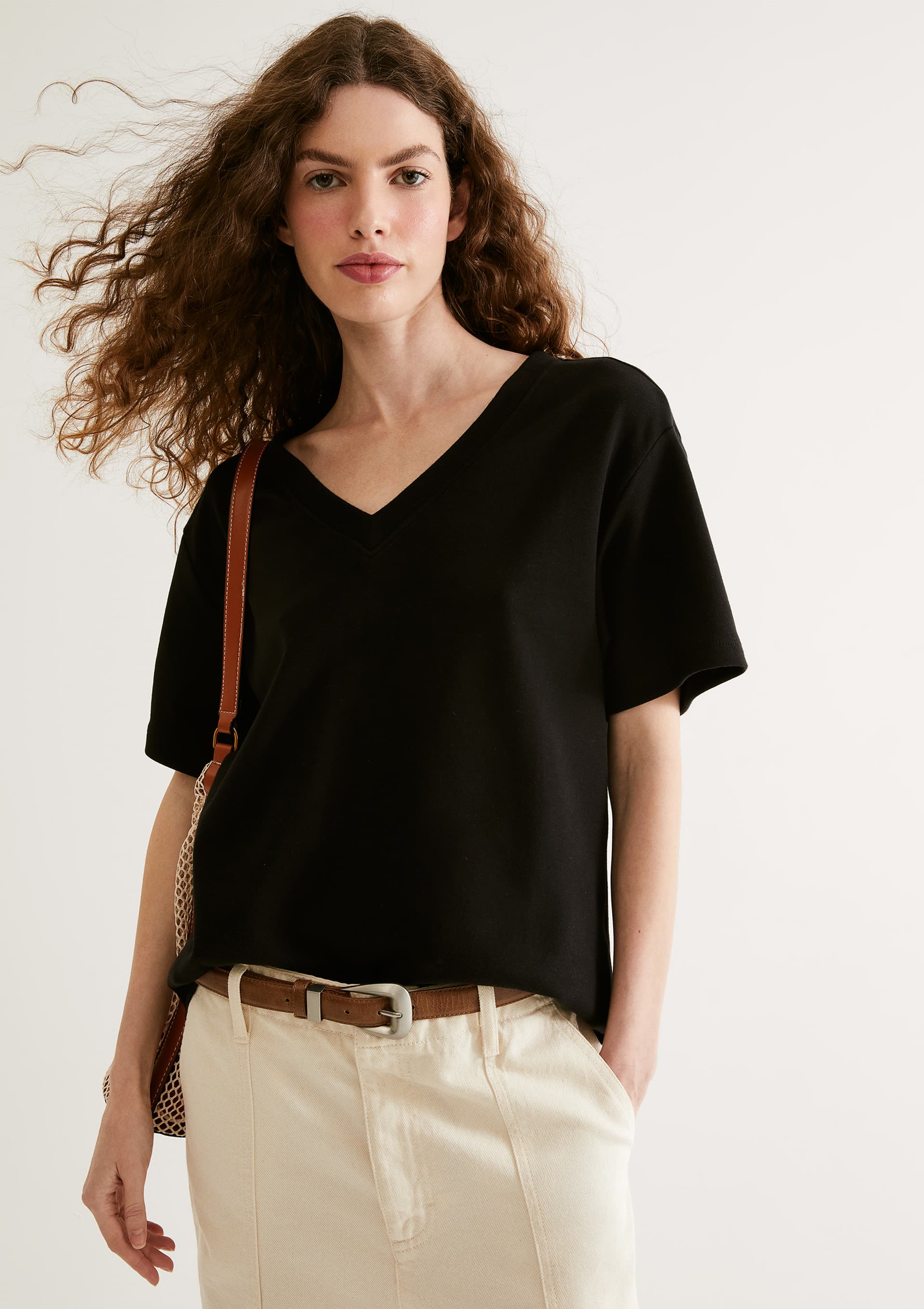 Camiseta Feminina Oversized Decote V Em Malha Interlock - Preto