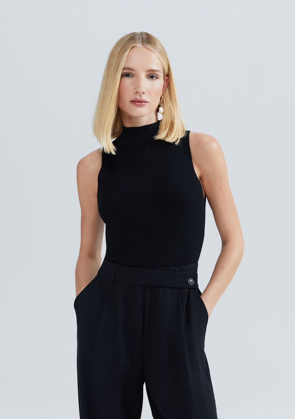 Regata Básica Feminina Gola Alta em Tricô Canelado - Preto