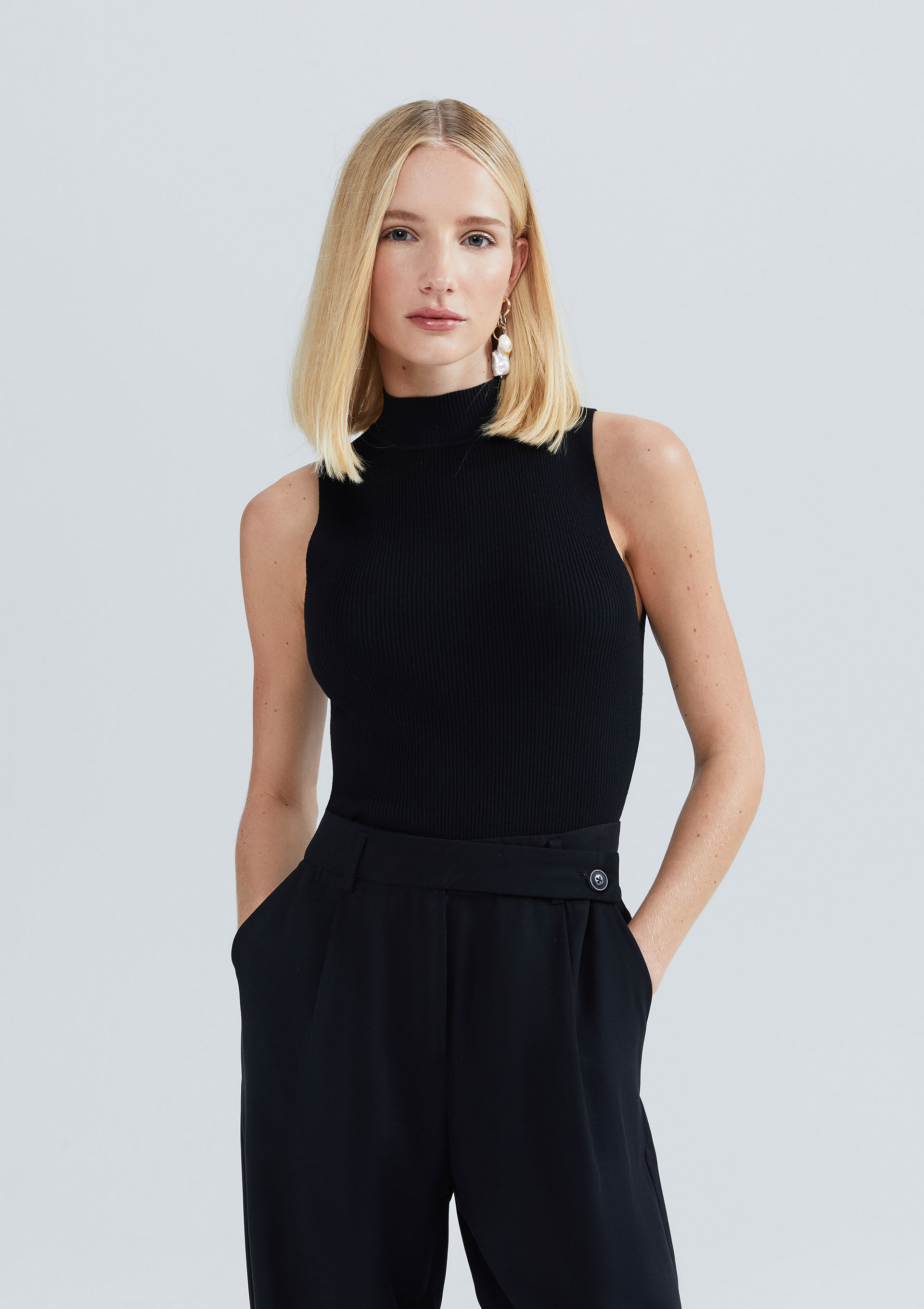 Regata Básica Feminina Gola Alta Em Tricô Canelado - Preto