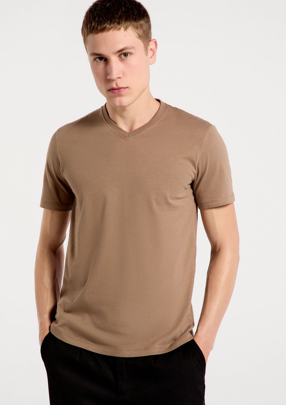 Camiseta Básica Masculina Manga Curta Gola V World - Marrom