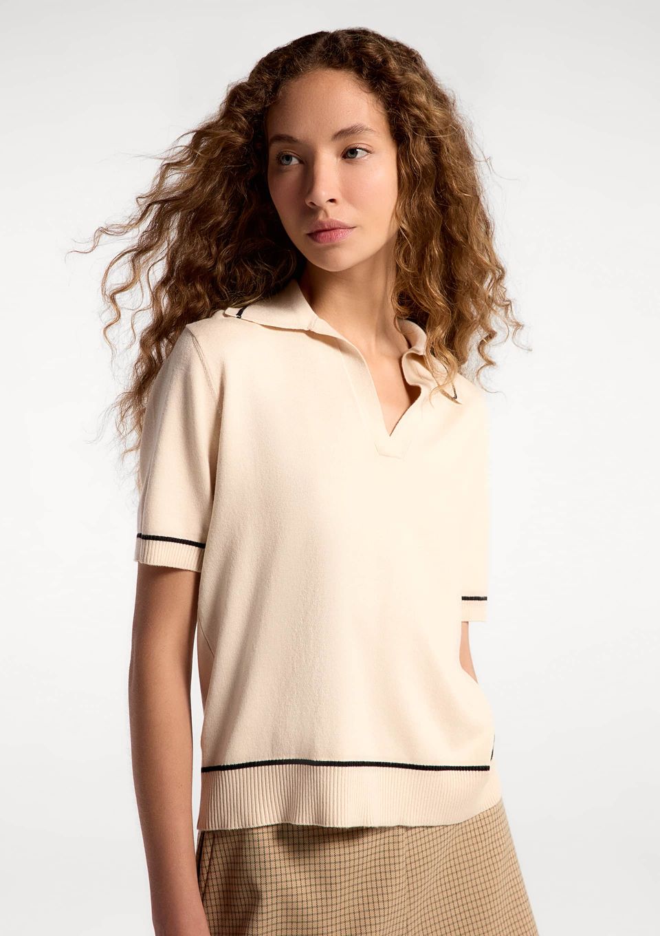 Polo Feminina Manga Curta em Tricô Leve - Off White