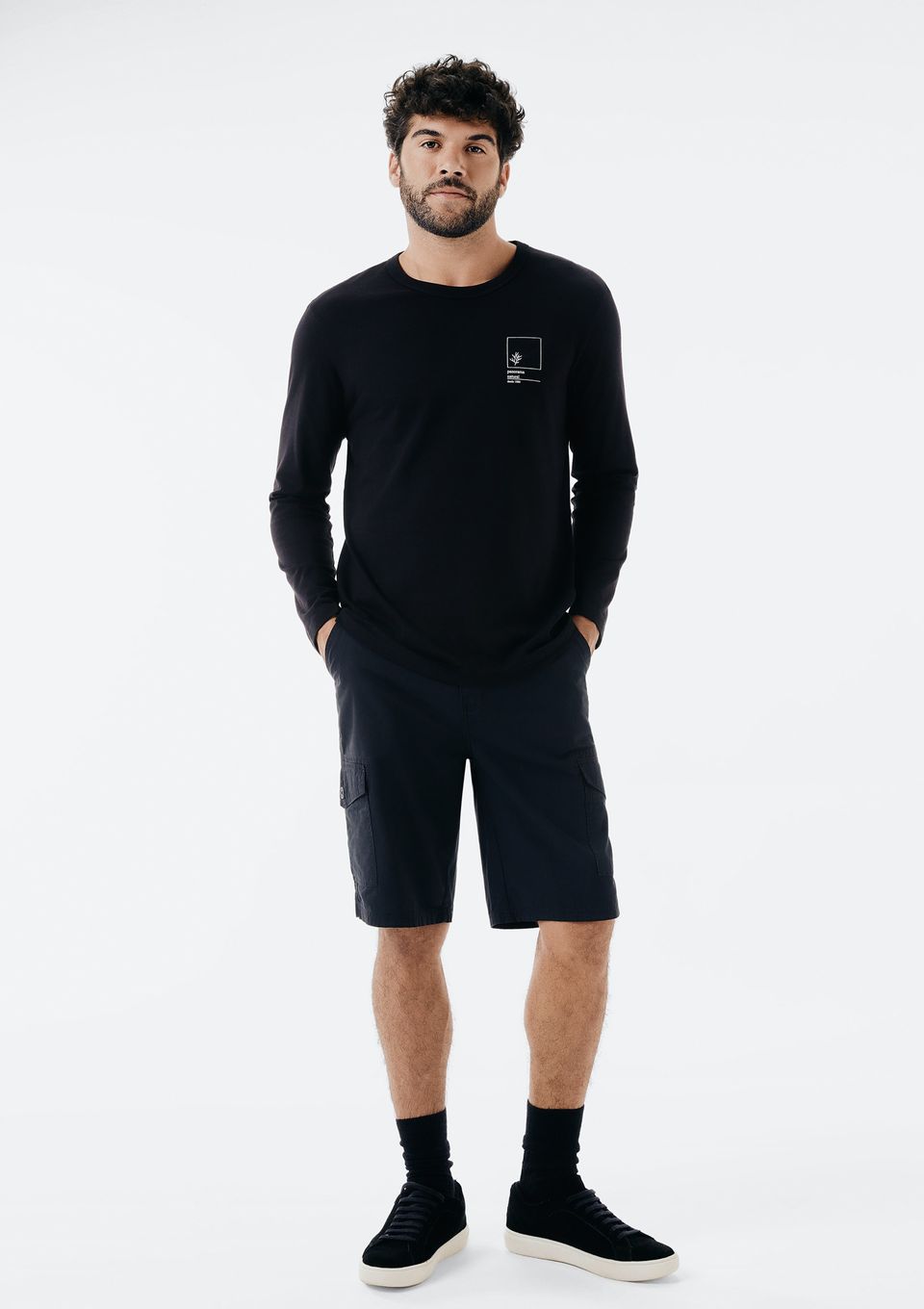 Bermuda Básica Masculina Cargo em Sarja - Preto