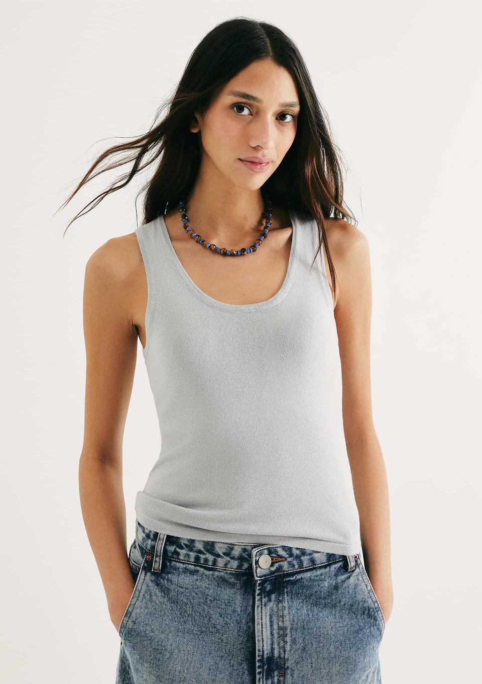 Regata Feminina Slim Decote U em Tricô de Viscose - Cinza