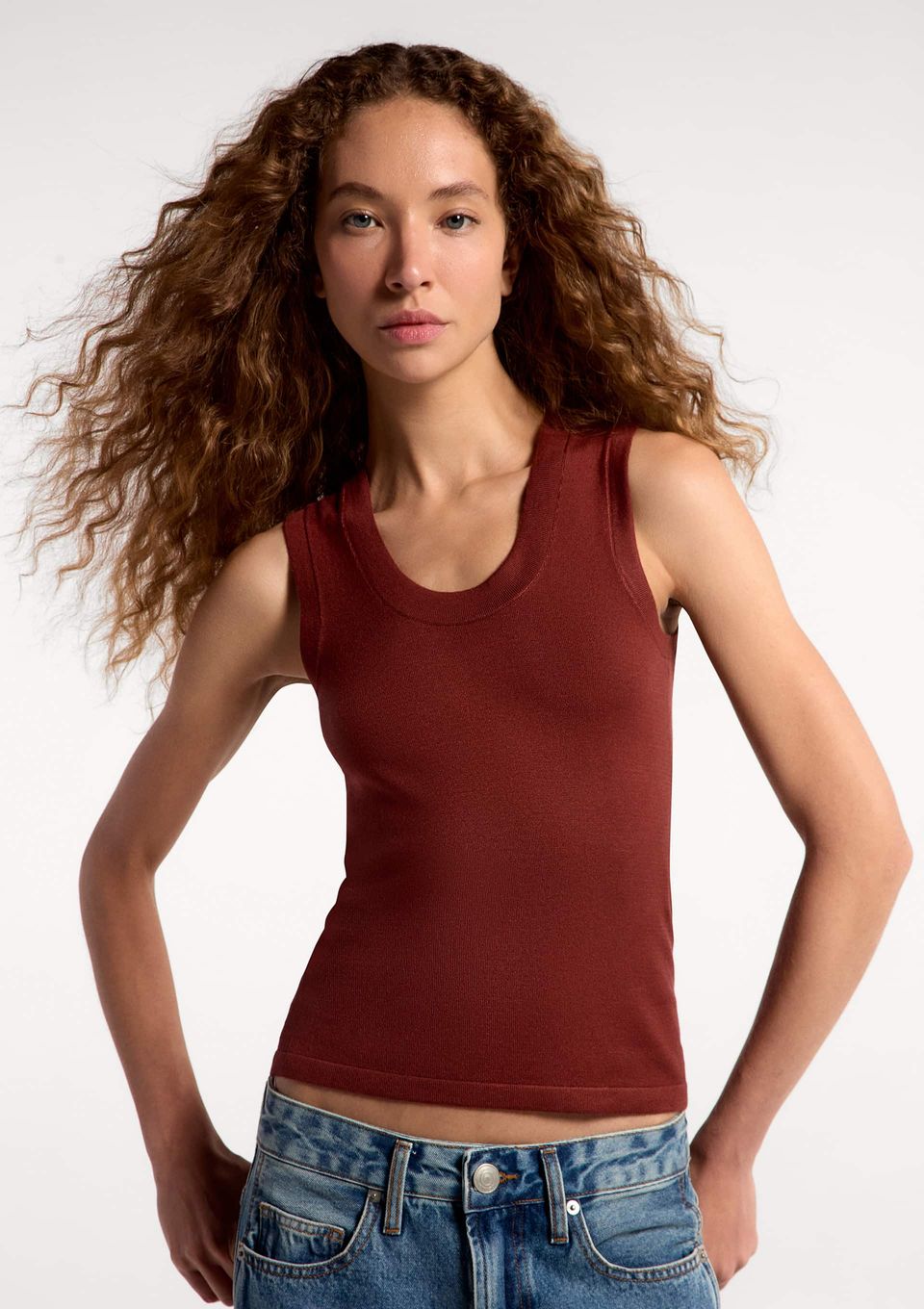 Regata Feminina Slim Decote U em Tricô de Viscose - Terracota