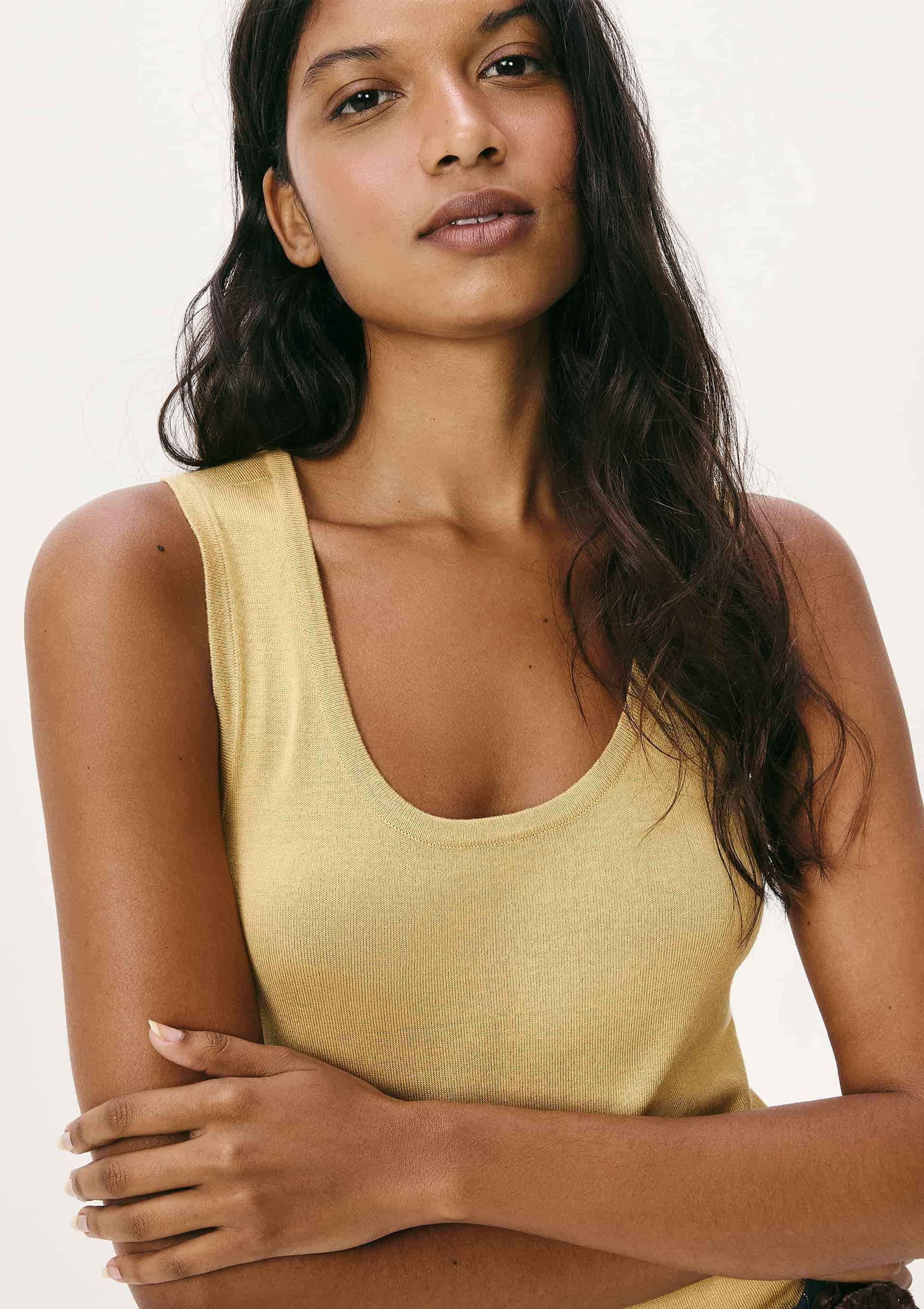 Regata Feminina Slim Decote U em Tricô de Viscose - Amarelo — Hering