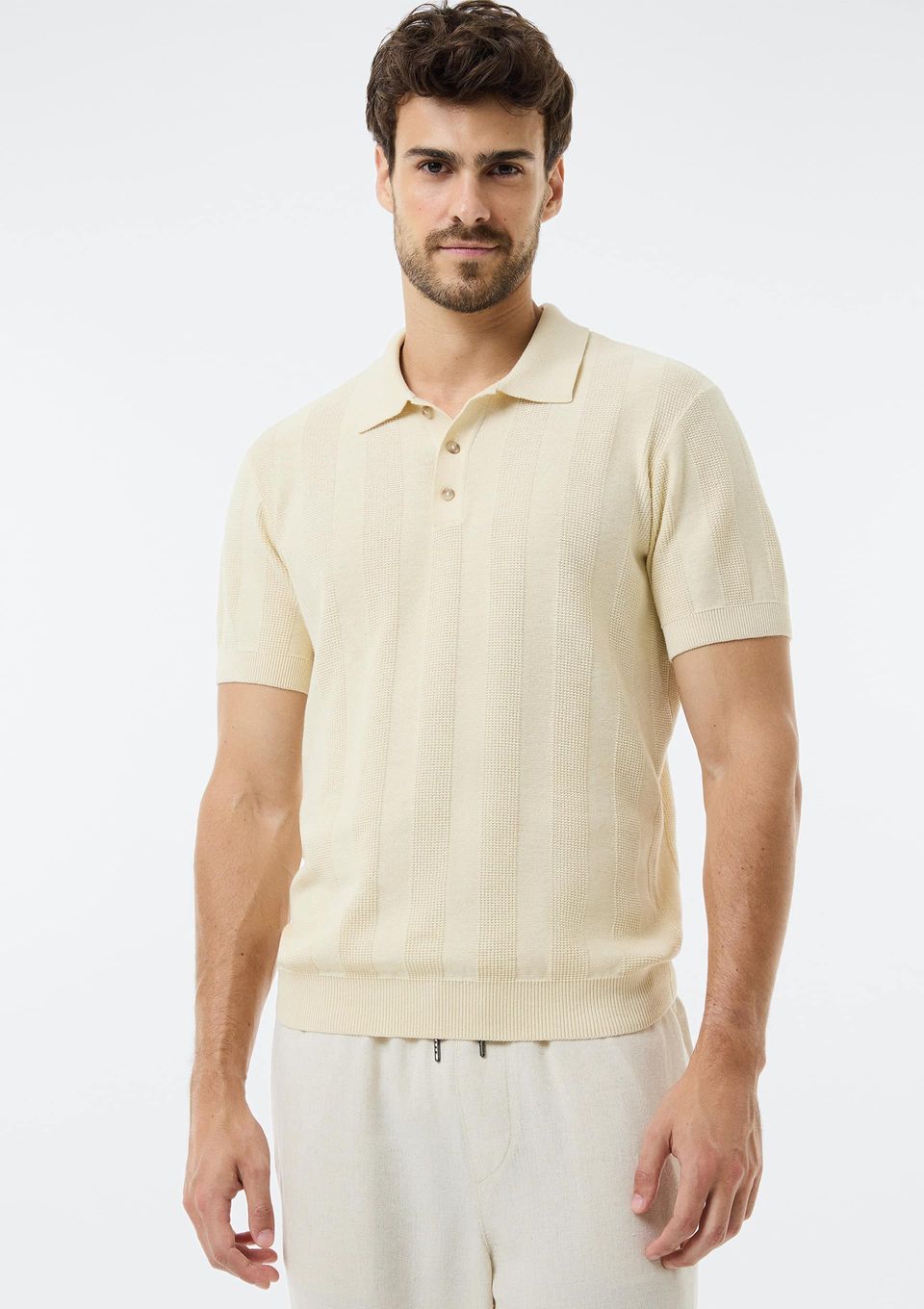 Polo Masculina em Tricô Texturizado - Bege