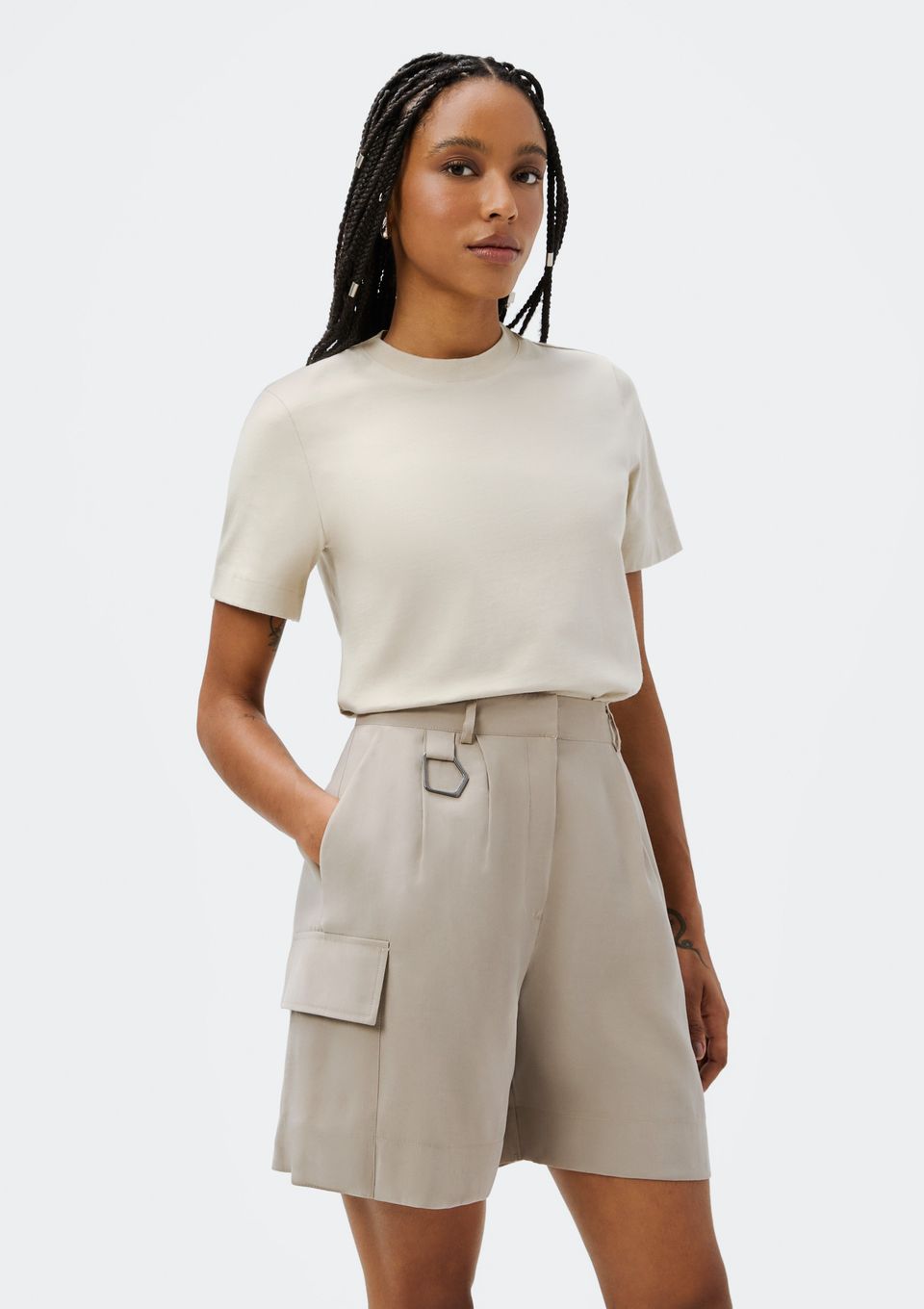 Shorts Feminino Cargo em Alfaiataria - Cinza