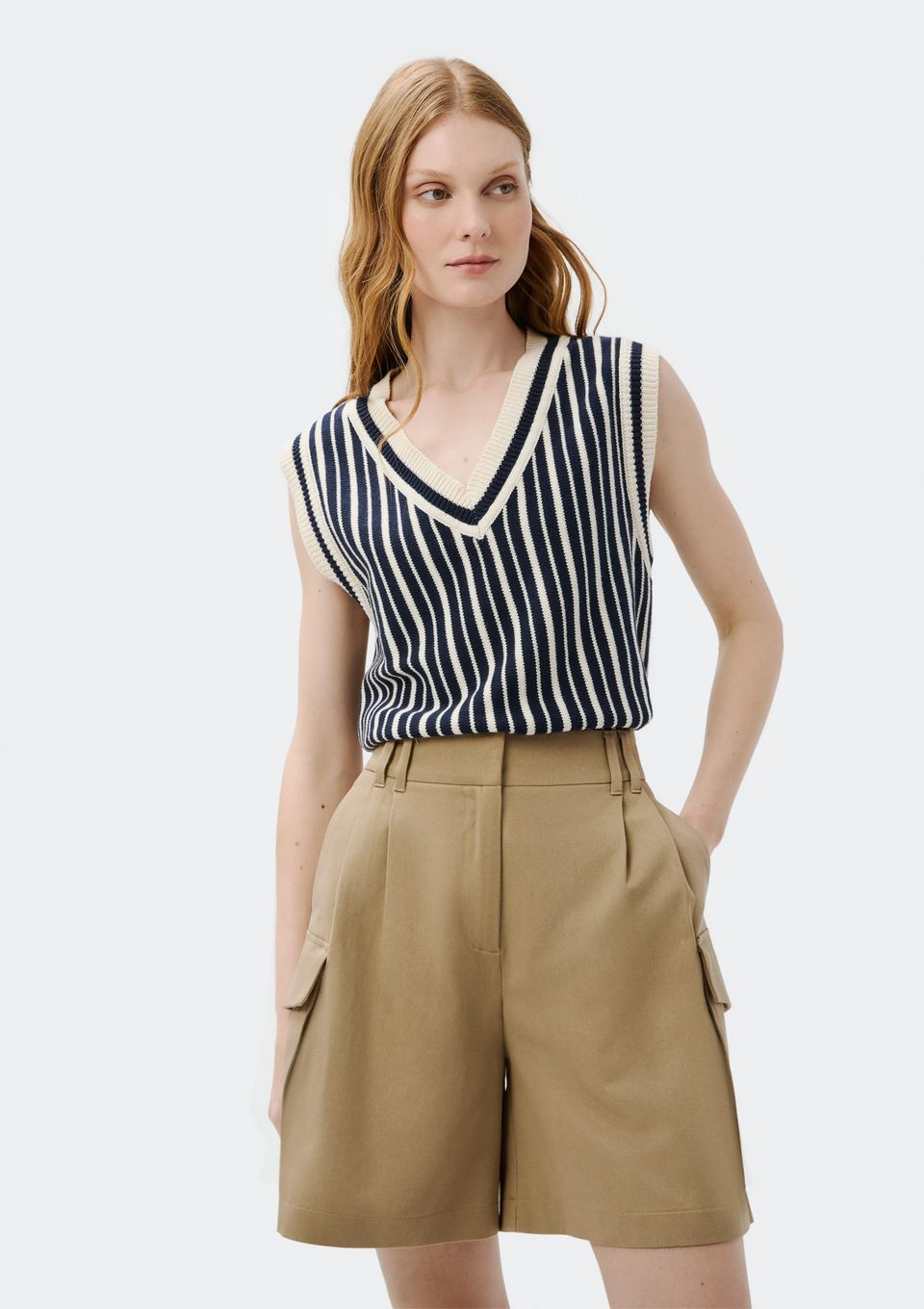 Shorts Feminino Cargo em Alfaiataria - Bege