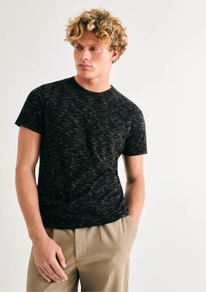 Camiseta Básica Masculina Regular em Malha Jet com Bordado - Preto — Hering