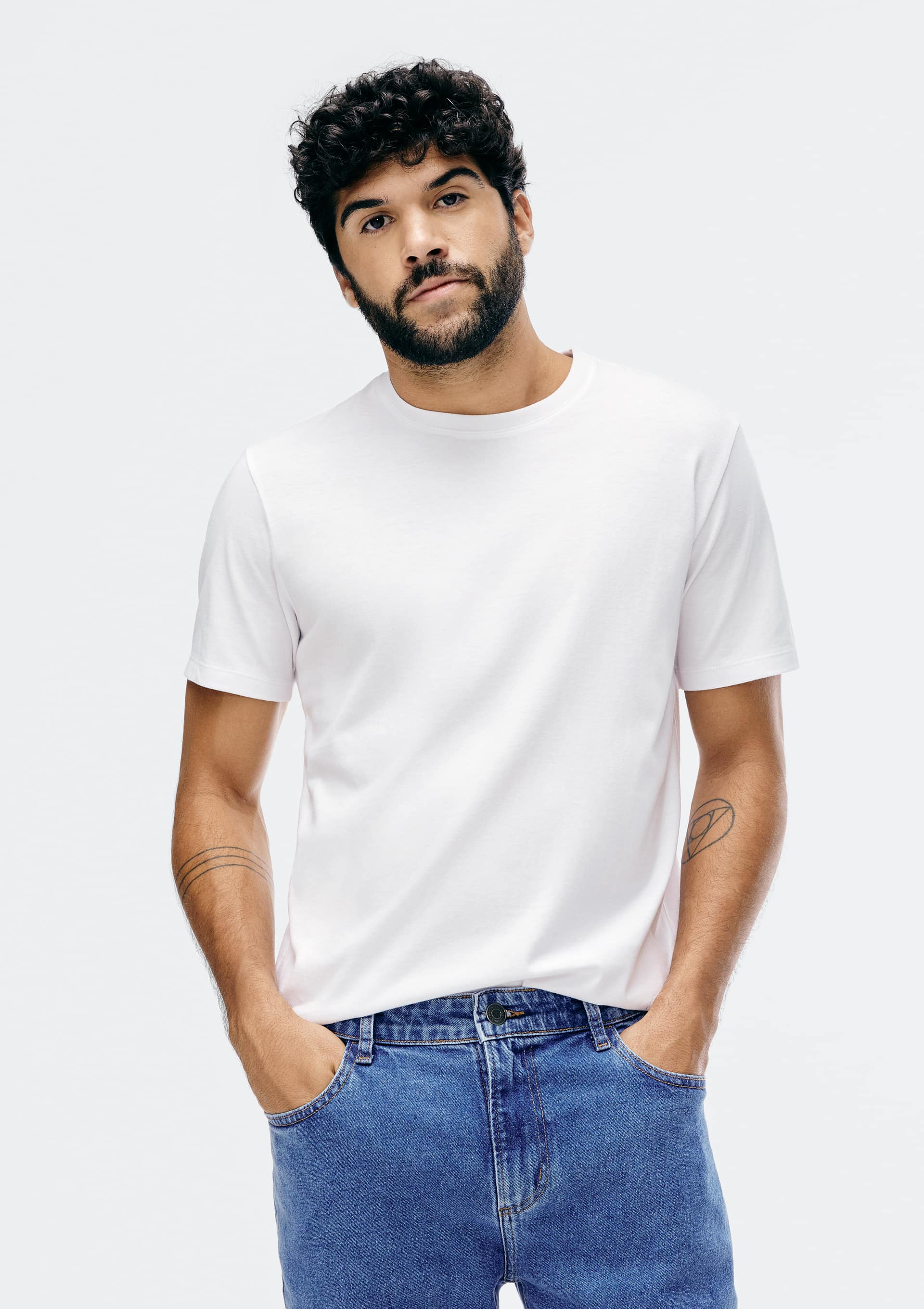 Camiseta Básica Unissex Manga Curta Regular World - Branco