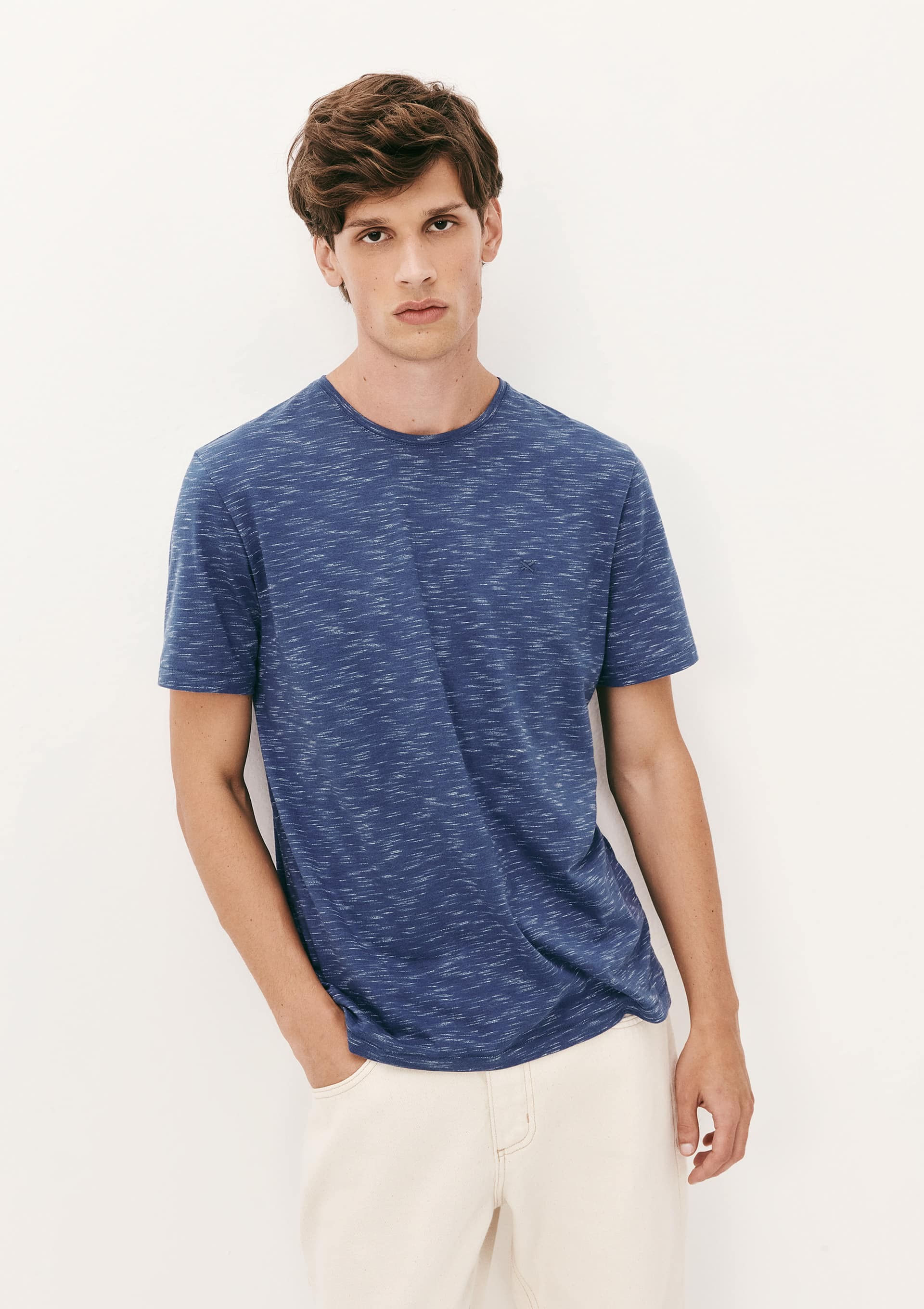 Camiseta Básica Masculina Regular em Malha Jet com Bordado - Azul — Hering