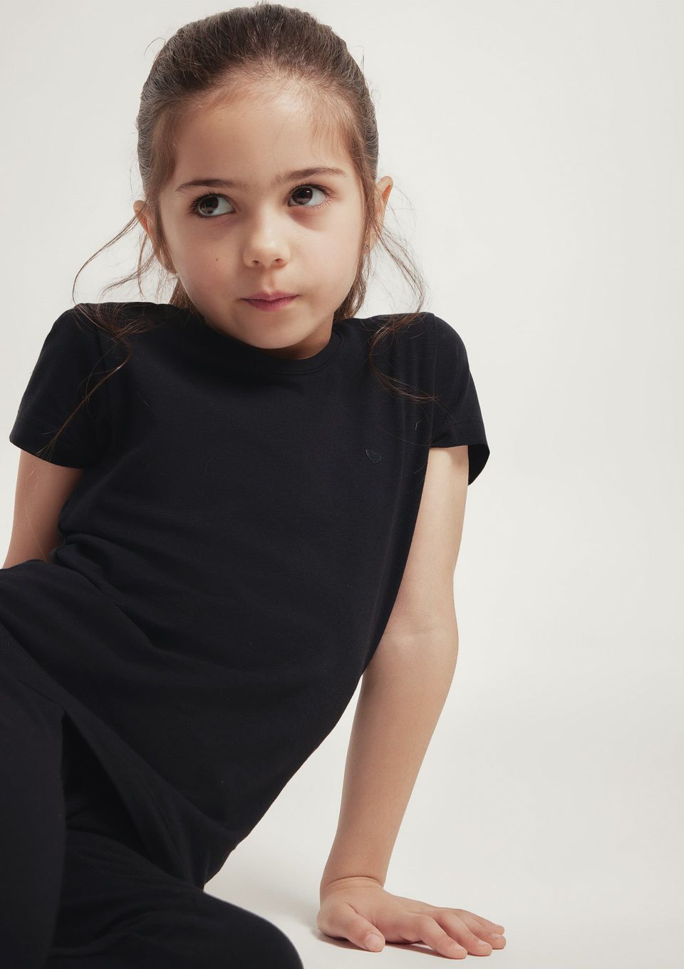 Blusa Básica Infantil Menina com Bordado Coração - Preto