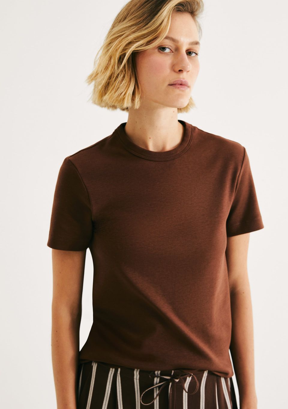 Camiseta Feminina Slim em Algodão - Marrom