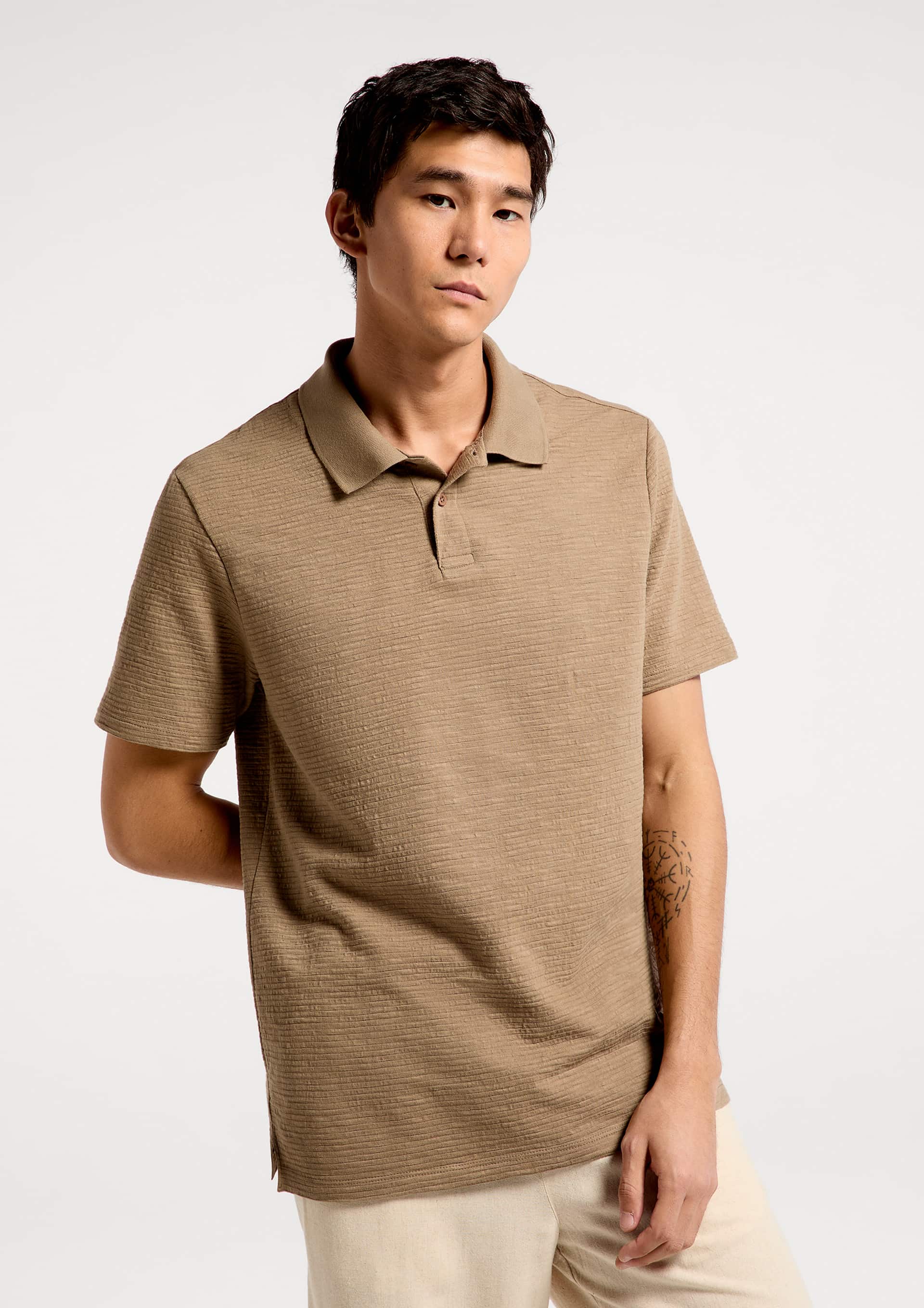 Polo Masculina Regular Texturizada - Marrom