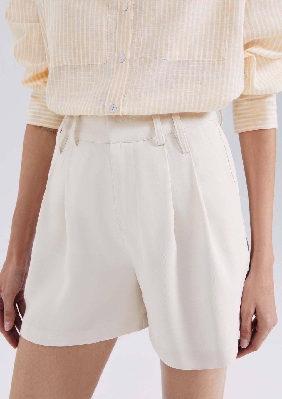 Shorts Feminino em Alfaiataria Peach Touch - Creme