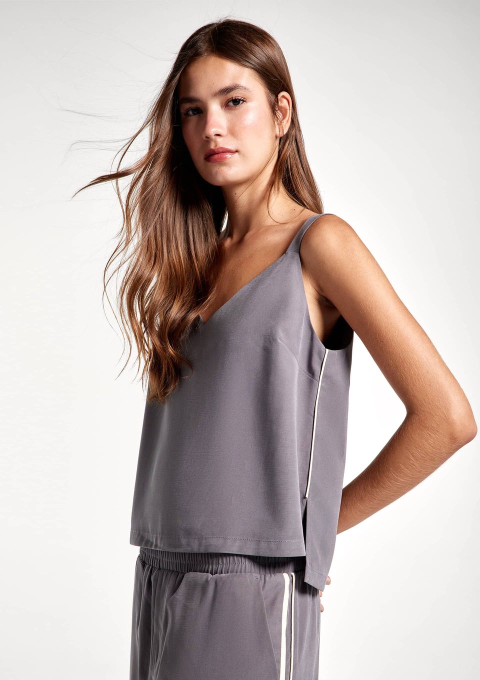 Regata Feminina Decote V em Peach Touch - Cinza