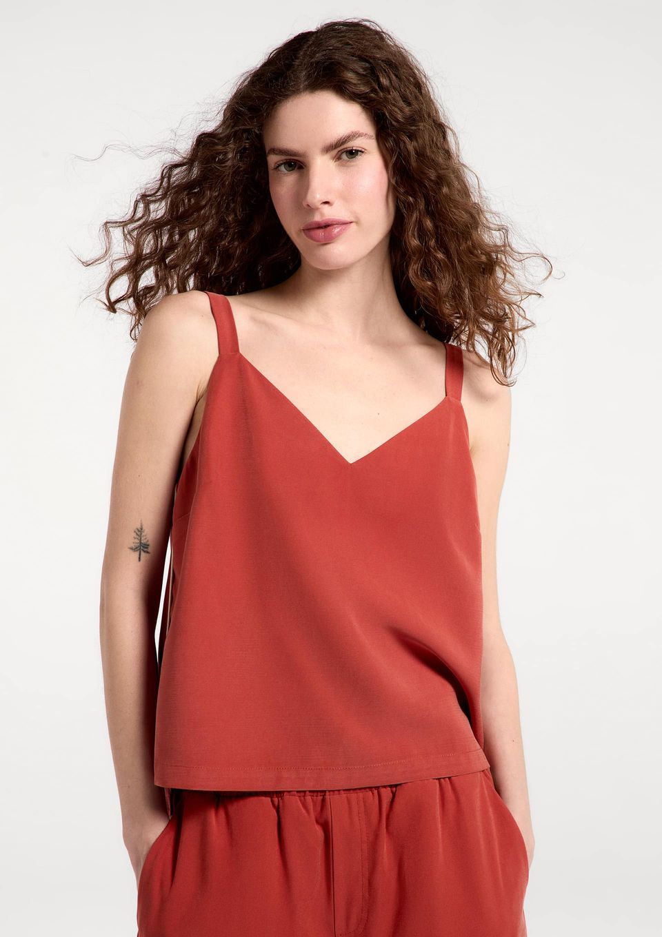 Regata Feminina Decote V em Peach Touch - Vermelho