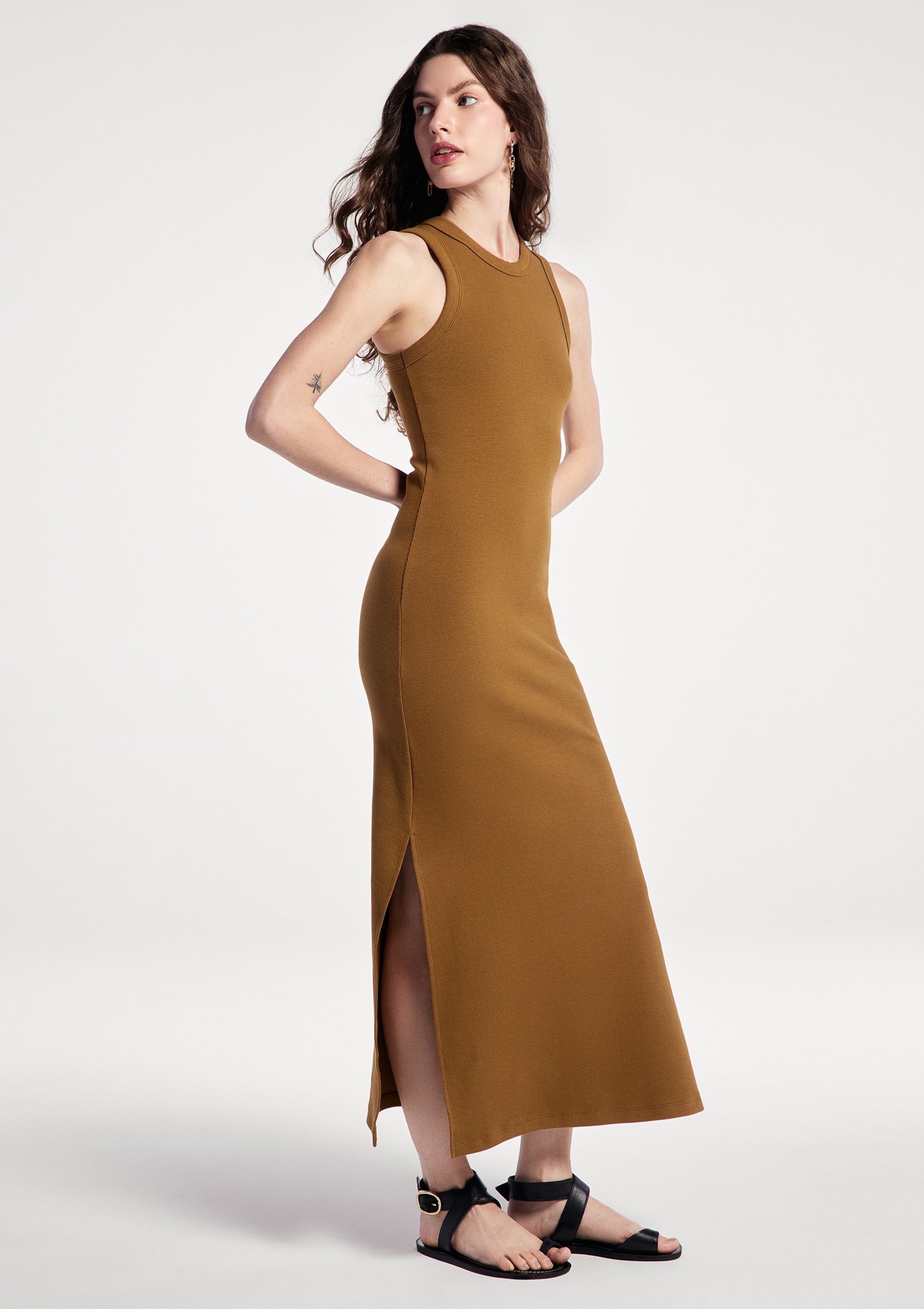 Vestido Midi Em Ribana Canelada Com Fenda - Bege