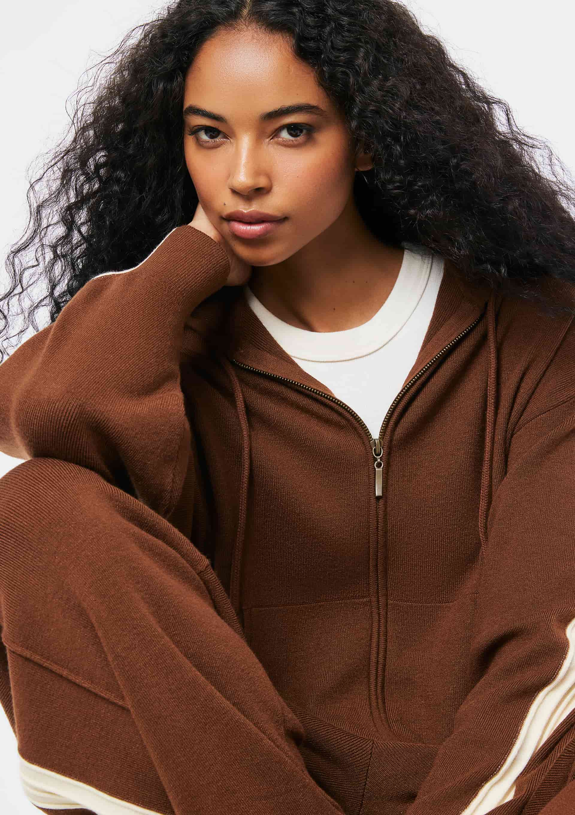 Jaqueta feminina em Tricô com Capuz - Marrom