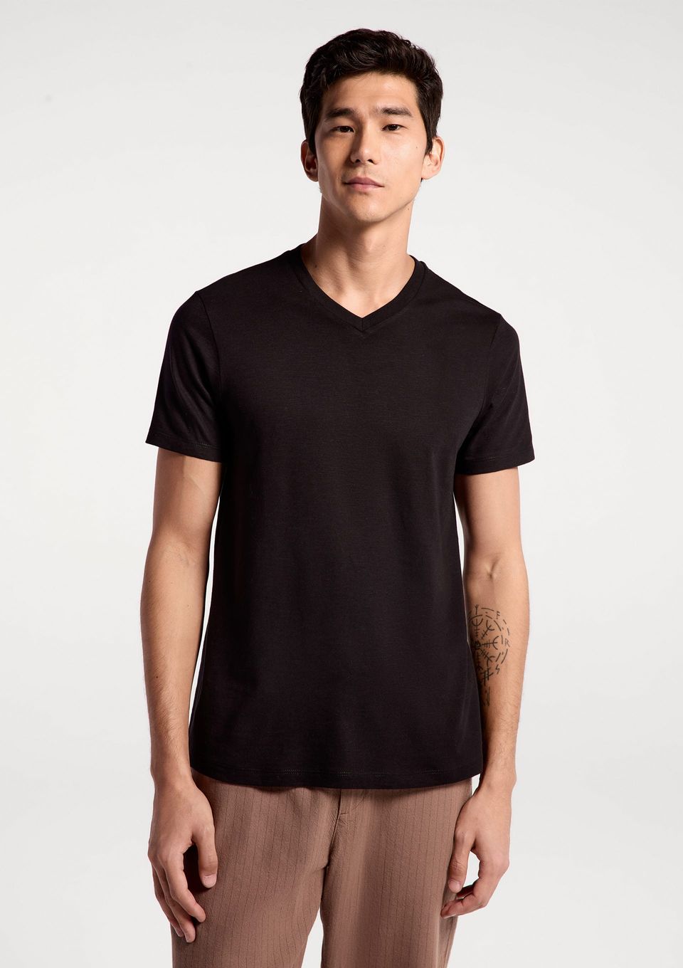 Camiseta Básica Masculina Slim Gola V em Malha Flamê - Preto
