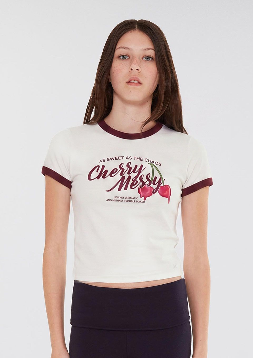 Camiseta Teen com Estampa e Friso Contrastante - Vinho