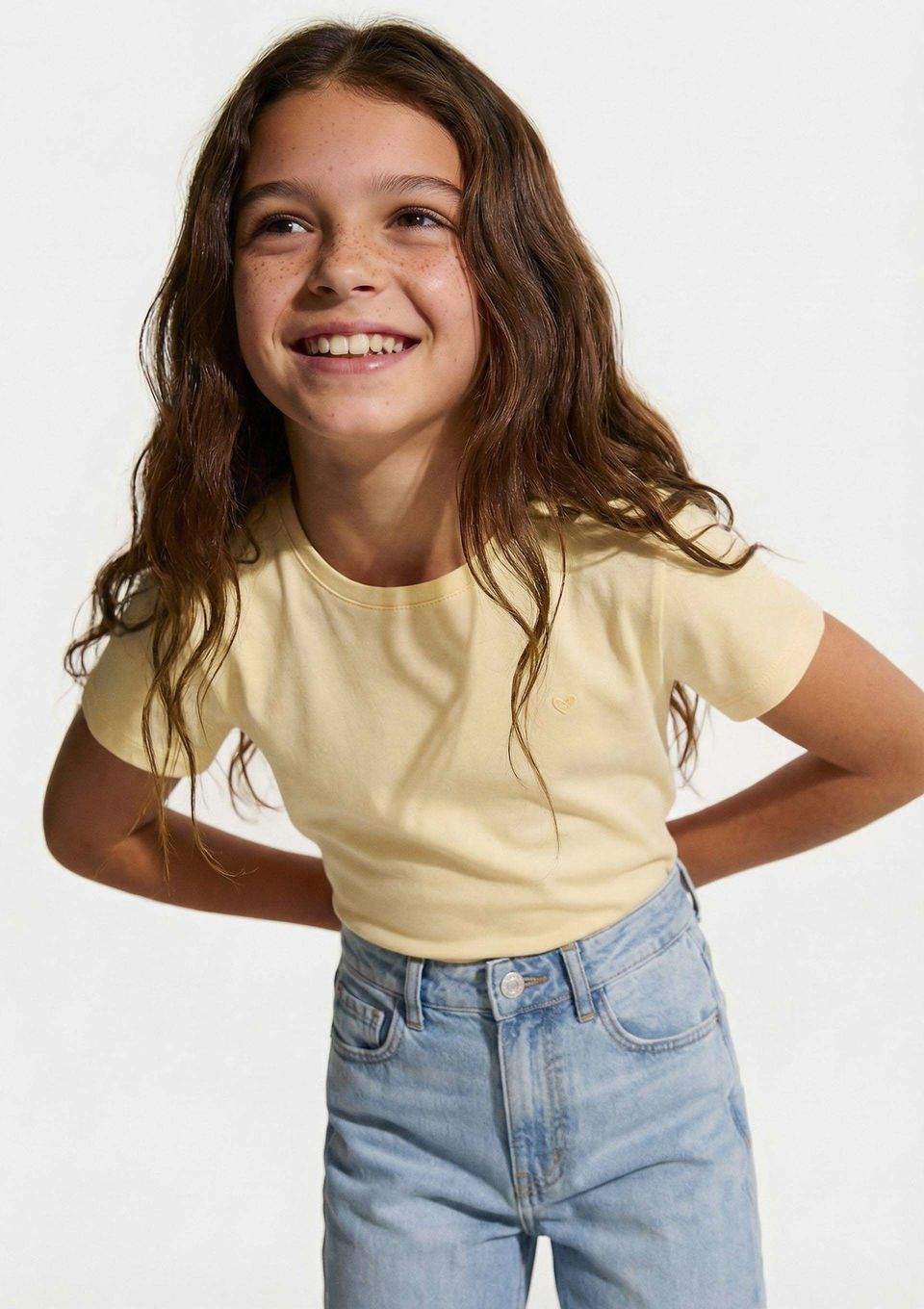 Blusa Básica Infantil Menina Manga Curta Slim com Bordado Coração - Amarelo