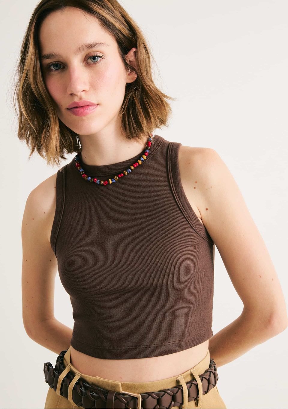 Regata Feminina Cropped Decote Halter Neck em Ribana Canelada - Marrom