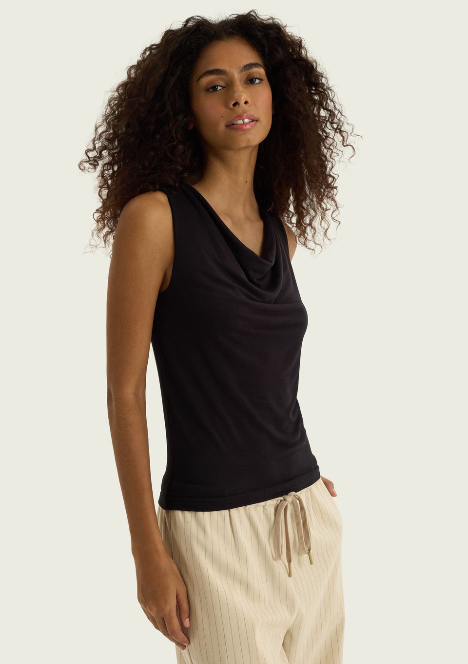 Regata Feminina Decote Degagê em Viscose - Preto