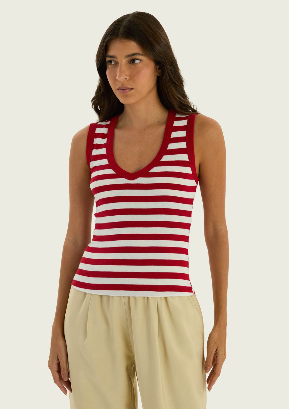 Regata Feminina Decote V em Ribana Canelada - Vermelho
