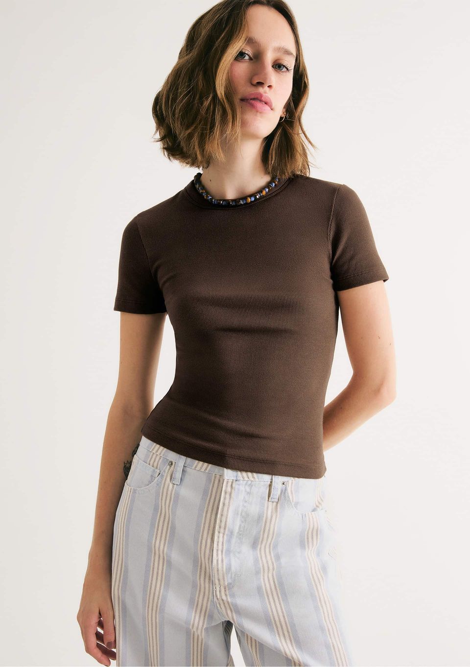 Blusa Feminina Manga Curta Slim em Ribana - Marrom