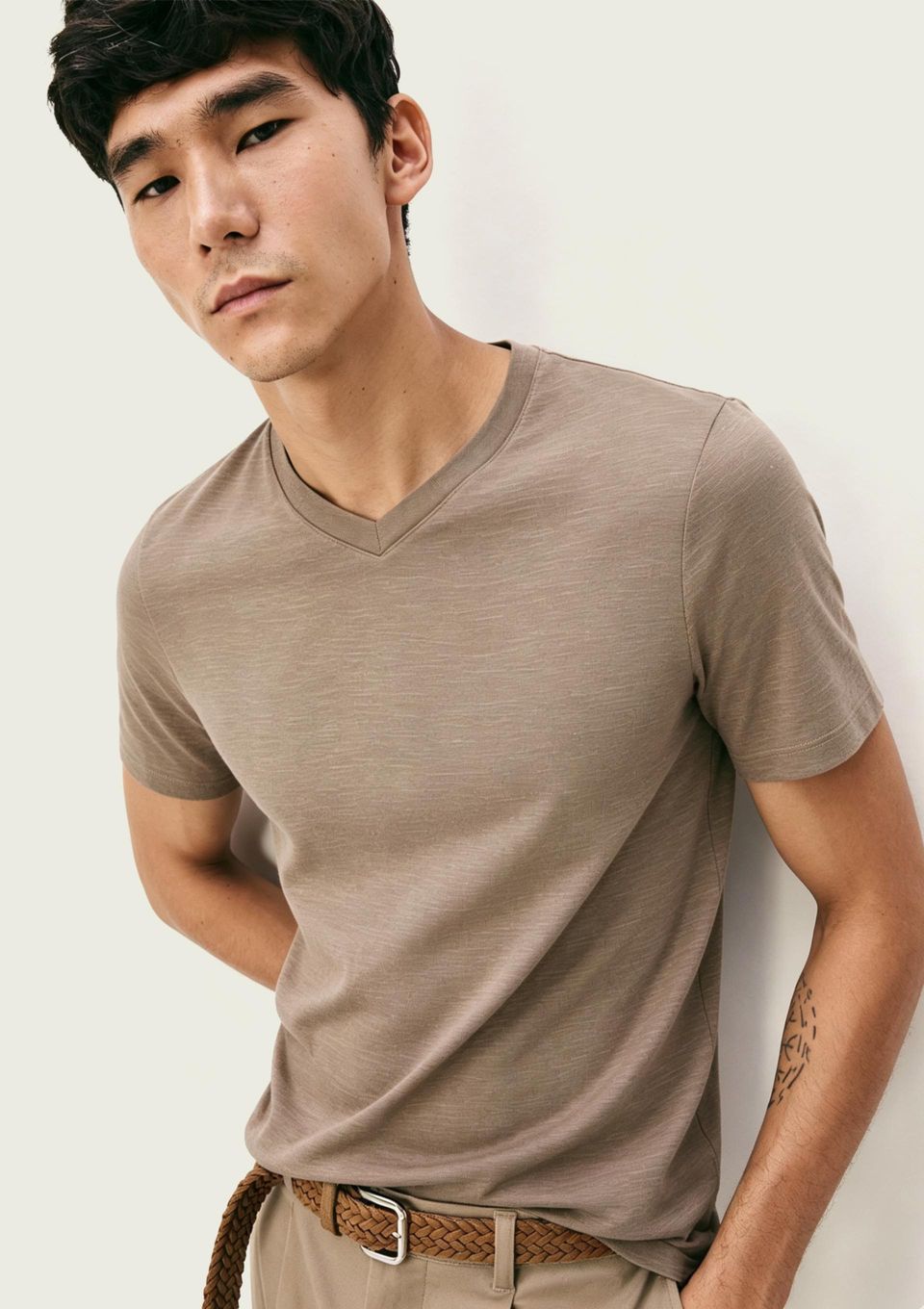 Camiseta Básica Masculina Slim Gola V em Malha Flamê - Bege