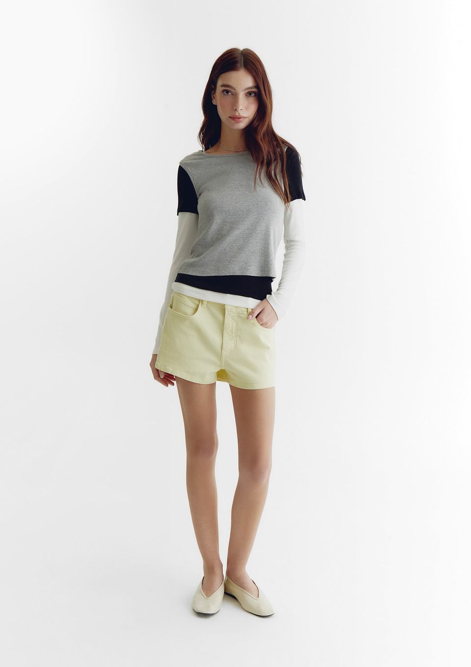 Shorts Feminino Cintura Média em Sarja - Amarelo