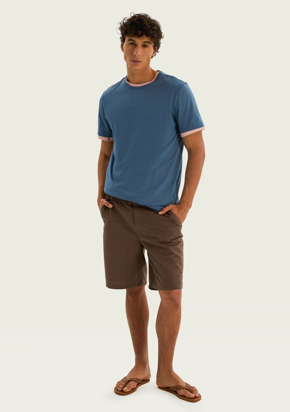 Bermuda Básica Masculina Chino em Tecido Fio Tinto - Marrom