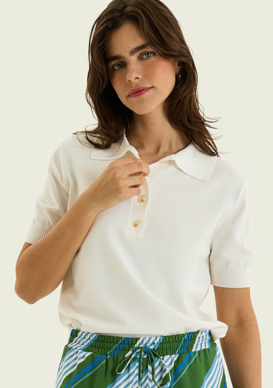 Polo Feminina Manga Curta em Tricô Leve - Off White