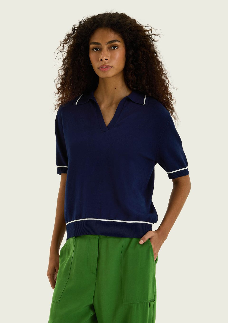 Polo Feminina Manga Curta em Tricô Leve - Azul