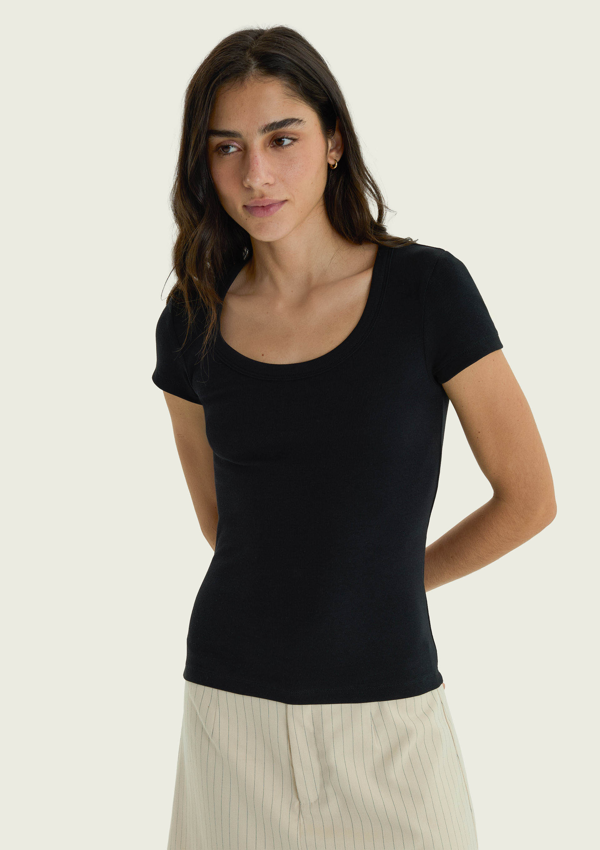 Camiseta Feminina Slim Decote U Em Ribana - Preto