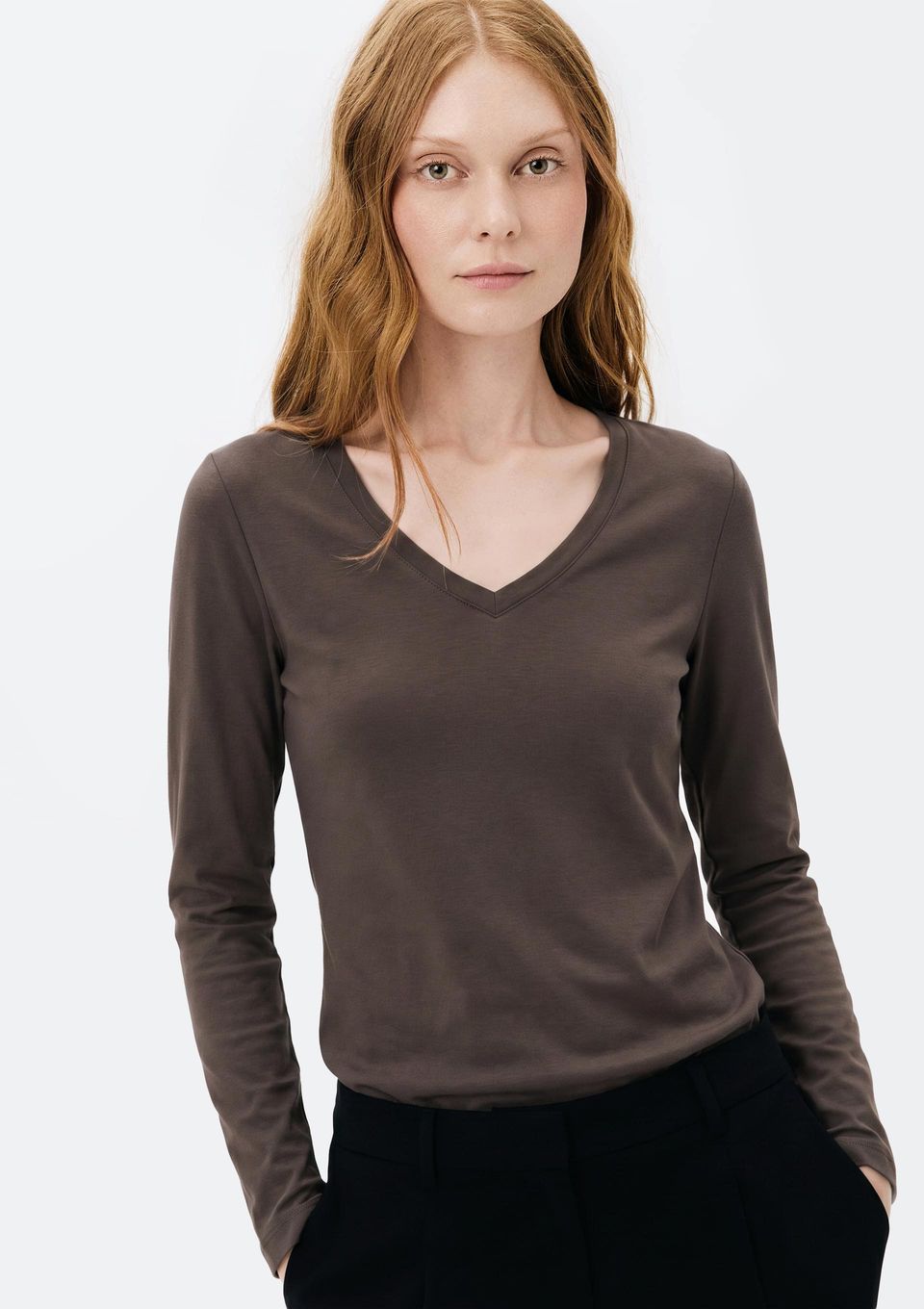 Blusa Básica Feminina Manga Longa Slim Decote V - Marrom