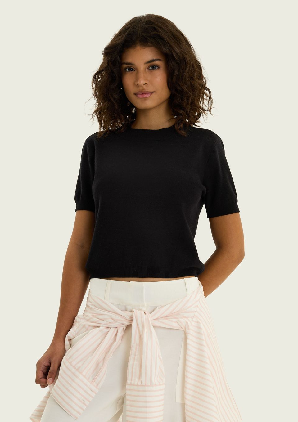 Blusa Feminina Manga Curta em Tricô Leve - Preto