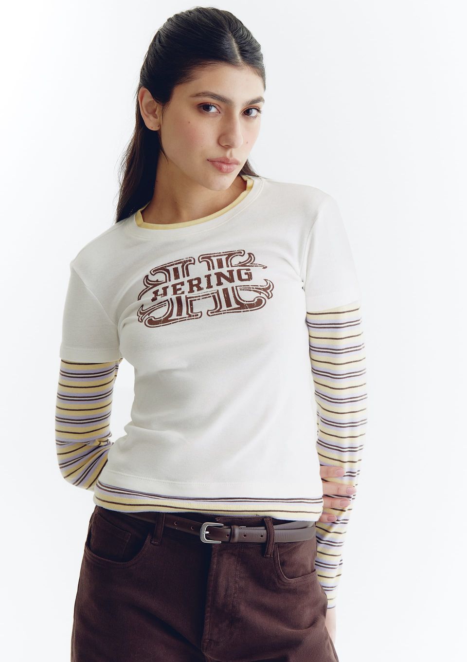 Camiseta Feminina Listrada Manga Longa com Sobreposição e Estampa - Off White
