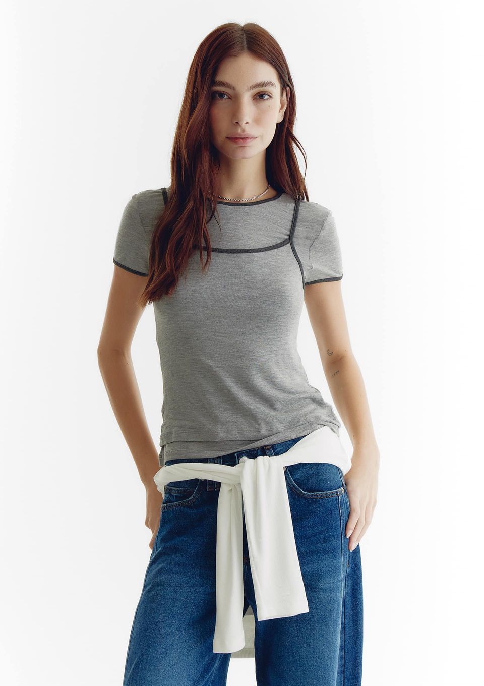 Blusa Feminina Manga Curta com Sobreposição - Cinza