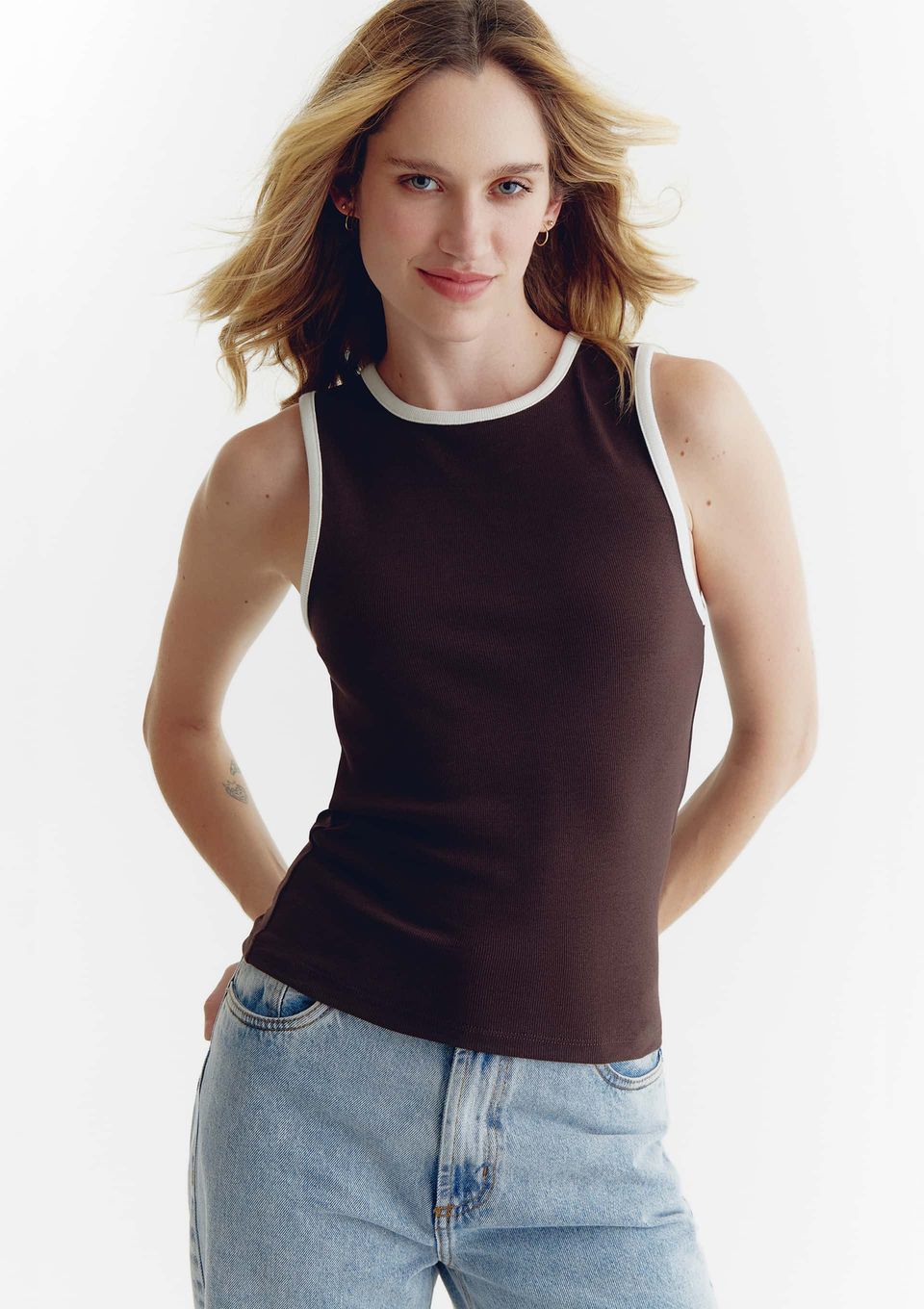 Regata Feminina Slim com Frisos Contrastantes - Marrom