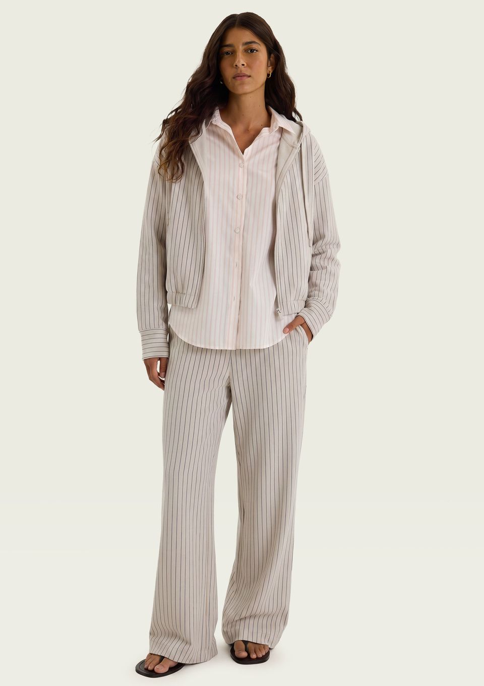 Jaqueta Feminina Bomber Listrada com Capuz - Off White