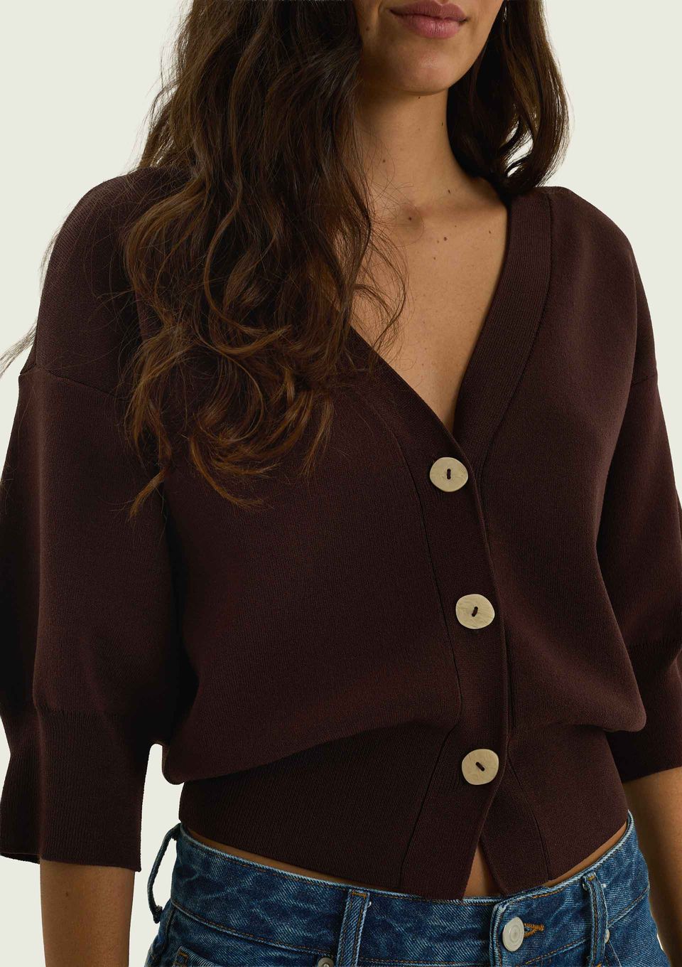 Blusa Feminina Ampla Manga 3/4 em Tricô Leve - Marrom