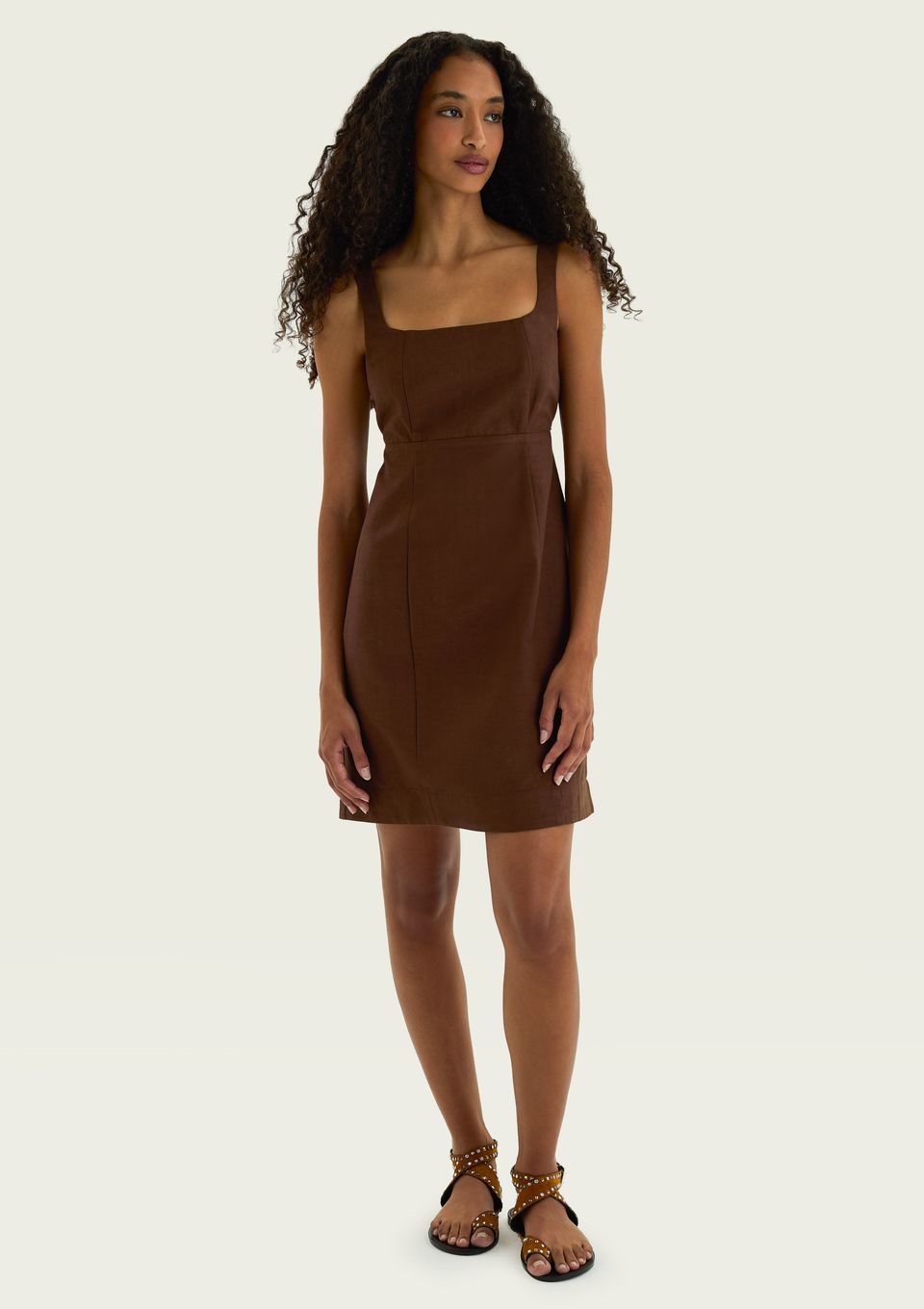 Vestido Curto Decote Reto com Linho - Marrom