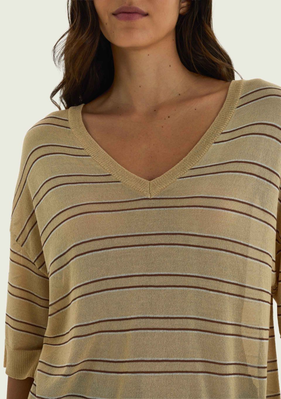 Blusa Feminina Manga Curta Listrada em Tricô - Bege