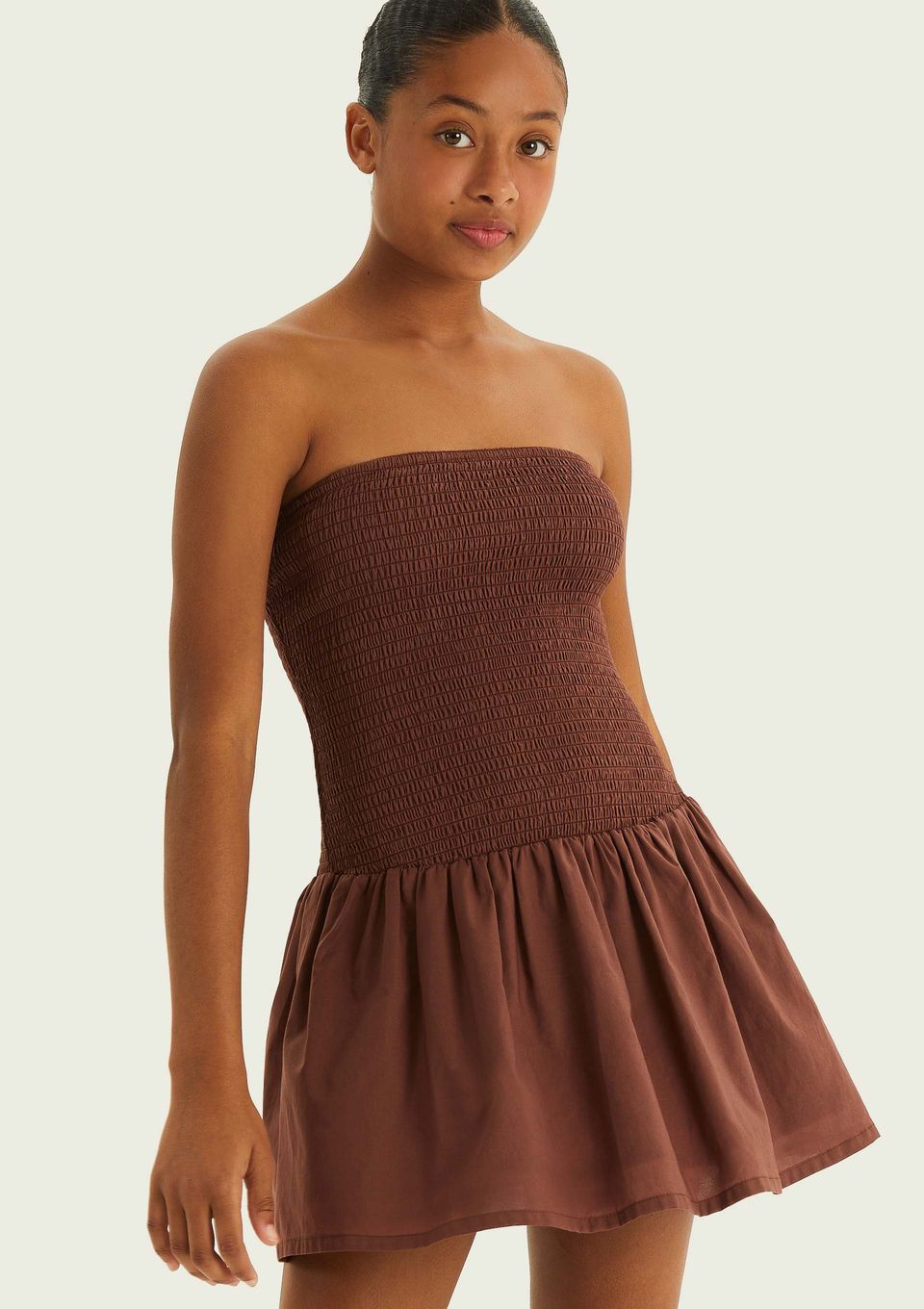 Vestido Curto Teen Sem Manga Rodado em Lastex - Marrom